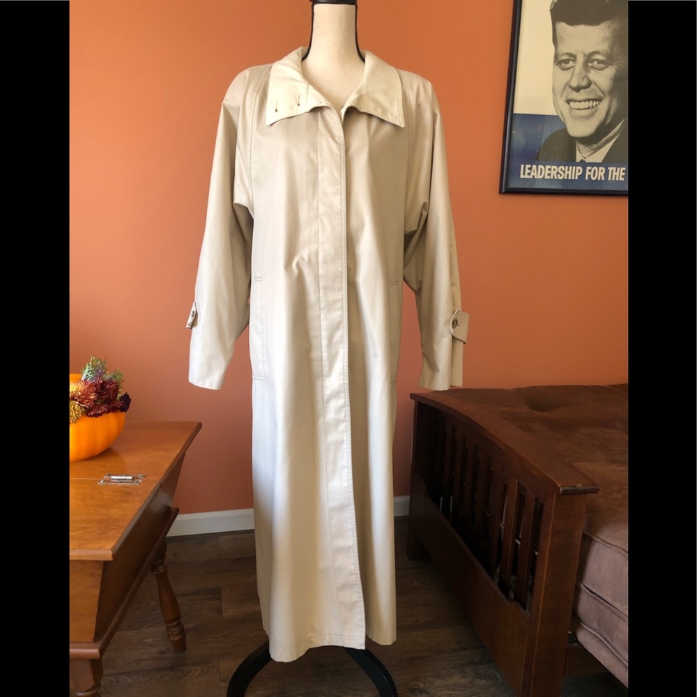 LONDON FOG lightweight tan trenchcoat